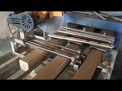 Machine voor het snijden van blokken van gecomprimeerd hout