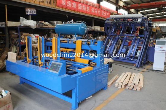 Grote automatische CNC-naalmachine voor de voetplaat Houten pallet-naalmachine voor de voetplaat