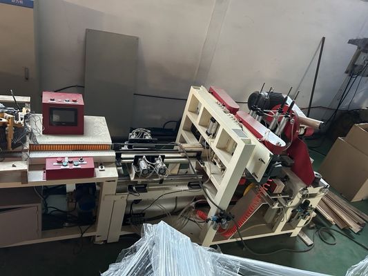 Snijmachine voor het knijpen van blokken van triplex