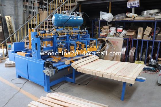 Voltage 3 fase of als de klant nodig heeft Automatisering Europese palletbenen nagelmachine