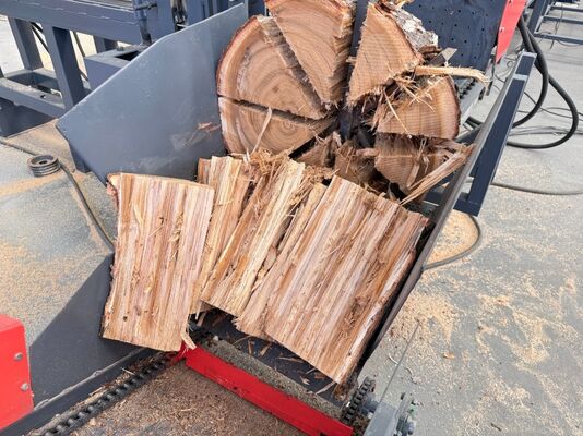 Mobiele, volledig geautomatiseerde brandhoutprocessor van 50 ton met hydraulische stuwkracht voor het kloven van stammen met een diameter van 600 mm